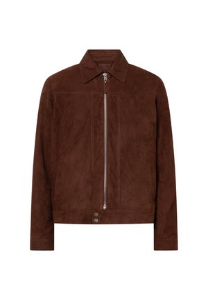 Chaqueta de ante marrón con cierre frontal de cremallera, cuello puntiagudo, mangas largas, bolsillos laterales y dos botones a presión en el dobladillo.