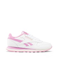Witte sportieve schoenen met roze accenten, voorzien van een glad leren bovenwerk, vetersluiting en een gestructureerde rubberen zool.