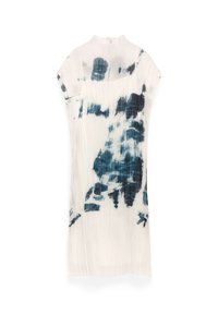 Witte geplooide midi-jurk met hoge nek en abstracte donkerblauwe bloemenprint, korte mouwen en een rechte silhouet.
