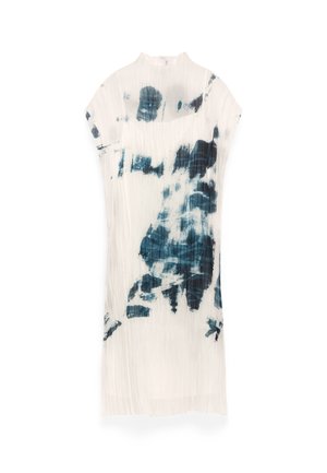 Weißes, plissiertes Midikleid mit hohem Kragen und abstraktem dunkelblauen Blumenmuster, kurzen Ärmeln und gerader Silhouette.