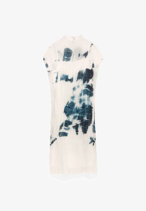 Witte geplooide midi-jurk met hoge nek en abstracte donkerblauwe bloemenprint, korte mouwen en een rechte silhouet.