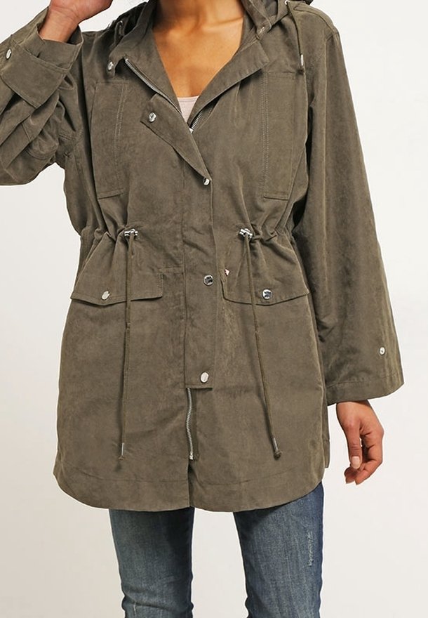 Olivově zelená bunda s kapucí, stahovacími šňůrkami, patentkami, dvěma předními kapsami a volným střihem, vyrobená z měkké, texturované tkaniny.