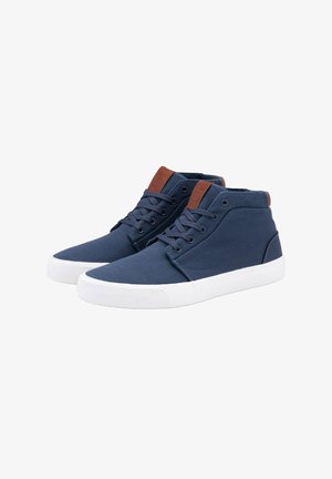 Zapatillas de lona de caña alta en color marino con un acento de cuero marrón, suela de goma blanca y cordones planos. Presentan una puntera redondeada y detalles cosidos.