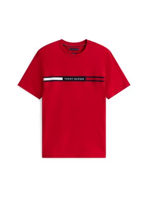 Rotes T-Shirt mit kurzen Ärmeln und Rundhalsausschnitt mit einem horizontalen weißen, schwarzen und roten Streifen über der Brust und dem Schriftzug "Tommy Hilfiger" in der Mitte.