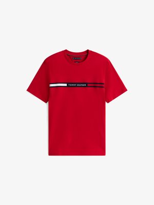 Rotes T-Shirt mit kurzen Ärmeln und Rundhalsausschnitt mit einem horizontalen weißen, schwarzen und roten Streifen über der Brust und dem Schriftzug "Tommy Hilfiger" in der Mitte.