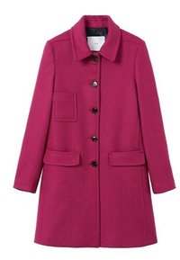 Abrigo de lana fucsia con un diseño estructurado, con cuello clásico, cierre frontal de botones, dos bolsillos laterales y un bolsillo en el pecho.
