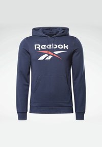 Sweat à capuche Reebok bleu marine avec poche avant, capuche à cordon, poignets côtelés et texte du logo avec un design rouge et blanc sur la poitrine.
