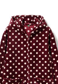 Burgunderfarbener Fleece-Overall mit weißen Polka-Dots, Reißverschluss vorne, Kapuze und zwei vorderen Taschen. Weiche Textur mit einem gemütlichen Aussehen.