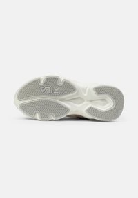 Suola di sneaker bianca con gomma grigia testurizzata, caratterizzata da un motivo a zigzag, logo FN e un design della mezzeria imbottita.