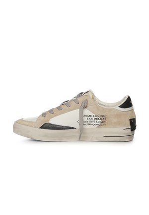 Scarpa da ginnastica beige e bianca a basso profilo con lacci grigi, dettaglio nero sul tallone e testo stampato sul lato con la scritta "PRIME LONDON SK8 DELUXE".
