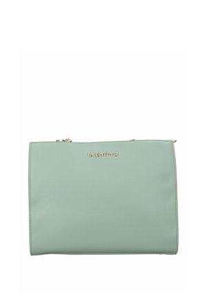 Pochette rettangolare Valentino verde menta con tracolla a catena dorata e logo dorato sulla parte anteriore.