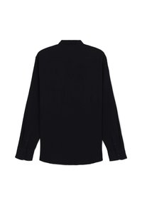 Maglietta nera a maniche lunghe realizzata in tessuto liscio, con colletto a punta, polsini con bottone e orlo dritto con un design minimalista.