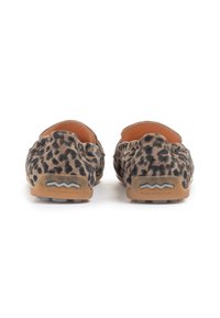 Mocassins en daim imprimé léopard avec bouts arrondis, semelles en caoutchouc et intérieur beige, présentant un logo discret sur le talon pour une touche supplémentaire de détail.