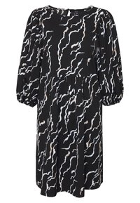 Svart klänning med design i knälängd, som har ett vågigt mönster i vitt och beige. Puffärmar och rund halsringning. Mjukt, strukturerat tyg.