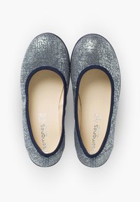 Ballerine blu e argento glitterate con punta arrotondata, bordo elasticizzato blu navy e soletta liscia beige, con impresso il logo.