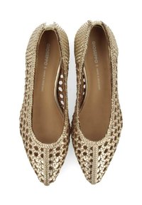 Scarpe flat in oro intrecciate con design aperto, dotate di punta appuntita e dettagli a taglio sui lati. Rivestimento interno liscio.