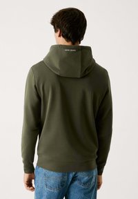 Sudadera color verde oliva con una gran capucha, hecha de un material suave. Presenta un diseño sencillo y el logo "PEPE JEANS" bordado en la parte posterior.
