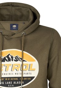 Olijfgroene capuchontrui met koorden, voorzien van een berglogo en de tekst "Petrol Engines Motorparts" en locatiecoördinaten.