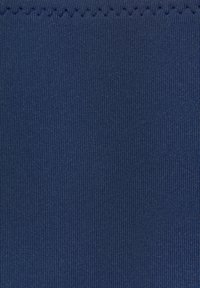 Tessuto a coste blu navy con una superficie texturizzata, caratterizzato da una cucitura a zigzag lungo il bordo superiore per un tocco di dettaglio e struttura.