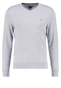 Grauer Strickpullover mit V-Ausschnitt, langen Ärmeln, gerippten Bündchen und Saum. Verfügt über ein kleines Logo auf der Brust und besteht aus einem weichen Textilmaterial.