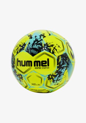 Gul och blå fotboll med svarta abstrakta mönster, "hummel INSPIRE STARTER"-logotyp och maskinsydd etikett synlig.