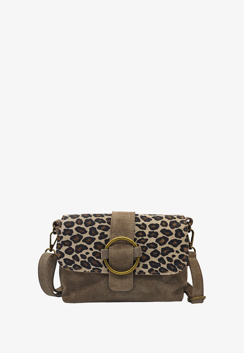 Sac bandoulière en imprimé léopard avec un fond en suedine beige, fermeture magnétique et quincaillerie en laiton ronde. Sangle ajustable et texture douce.