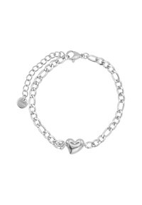 Bracciale in argento con due catene collegate, caratterizzato da un ciondolo a forma di cuore e un'etichetta rotonda incisa con "acciaio". Finitura liscia e texture lucida.