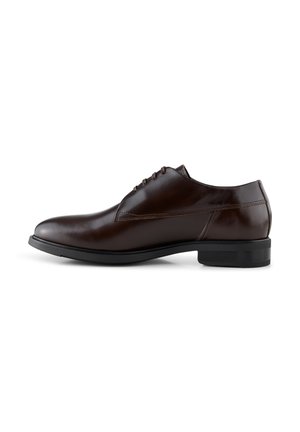 Zapato de vestir de cuero marrón con un acabado suave, punta redondeada y un bajo tacón de goma negra; presenta seis ojetes para los cordones y costuras sutiles.