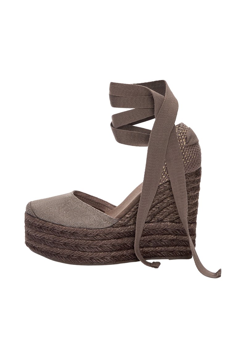 Scarpa wedge in tela marrone con suola in juta intrecciata, cinturini incrociati alla caviglia e design della punta arrotondata. La texture appare liscia e intrecciata.