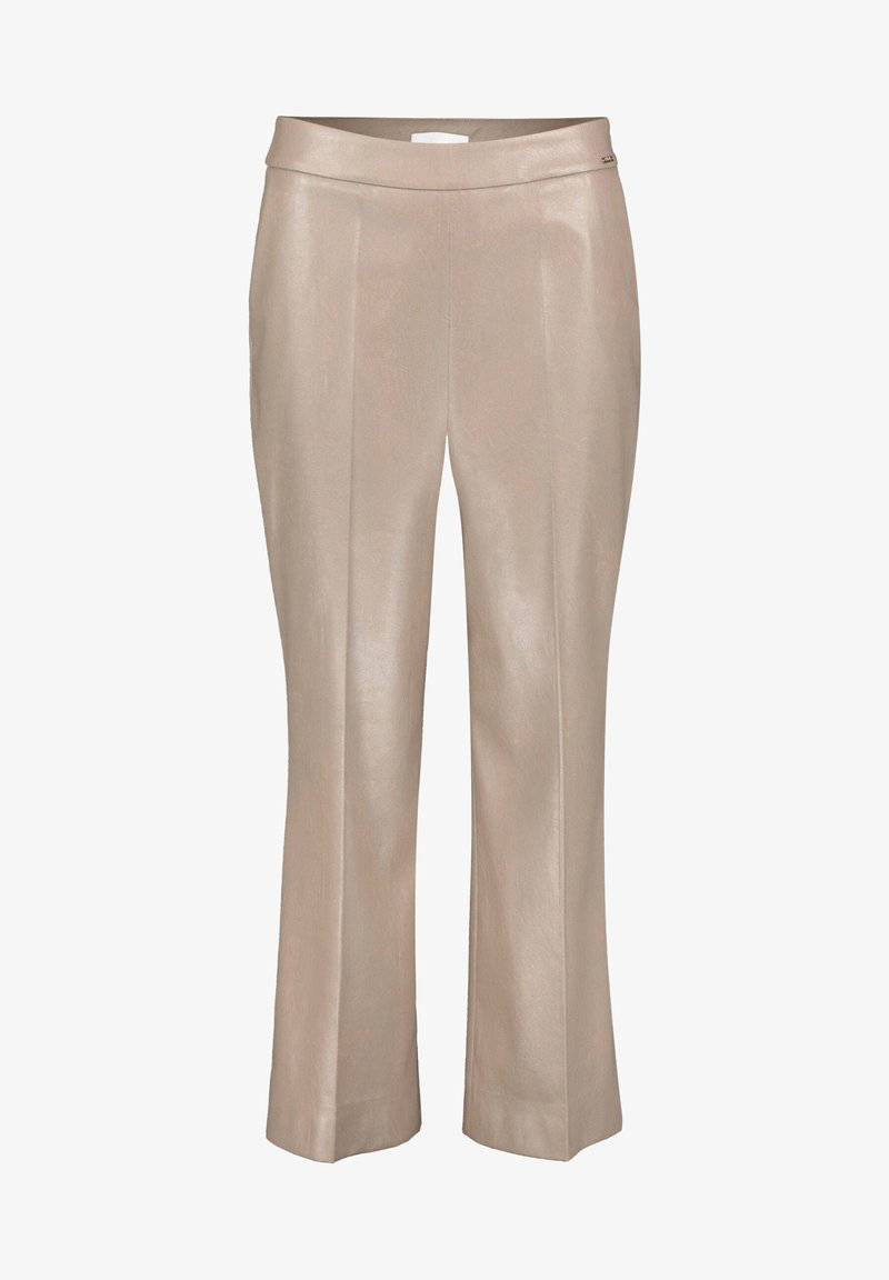 Beige kalhoty rovného střihu z umělé kůže s hladkým povrchem, mají široký pas a jemné přední záhyby pro zvýraznění detailu.