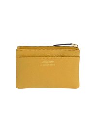 Petit étui en cuir jaune moutarde avec une poche avant, fermeture éclair dorée et logo Loxwood Le Cabas Parisien.