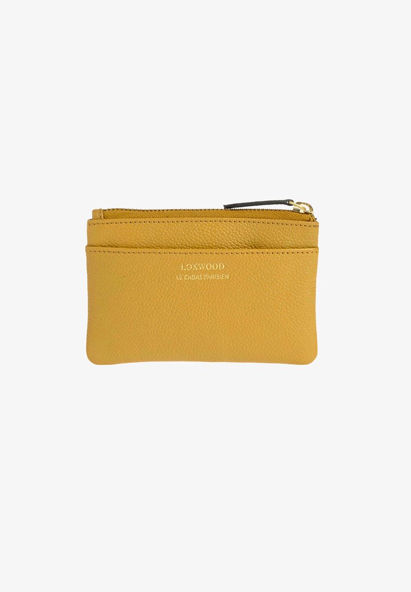 Petit étui en cuir jaune moutarde avec une poche avant, fermeture éclair dorée et logo Loxwood Le Cabas Parisien.