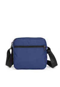 Borsa a tracolla di tessuto blu con forma rettangolare, tasca frontale con zip e tracolla nera regolabile. Texture liscia, design minimalista.