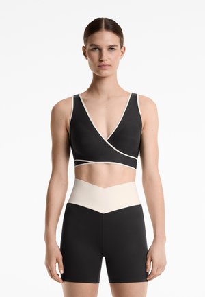 PERFECT-ADAPT MEDIUM-SUPPORT CROSSOVER - Medium support sports bra - black