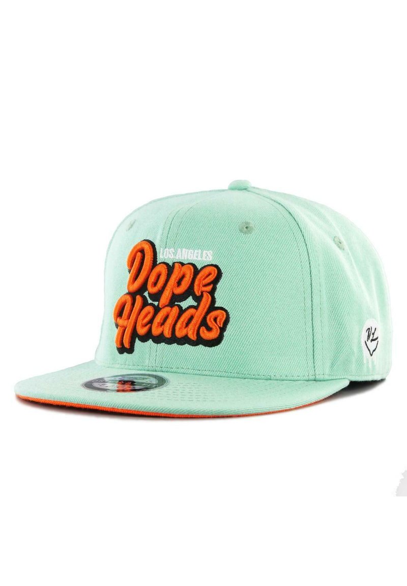 Vaaleanvihreä snapback-lippis, jossa on oranssilla kirjailtu "Dope Heads" -teksti, musta ääriviiva ja pieni logo sivussa. Tasainen lippa.