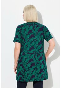 Marineblå tunika med grønne bregner, korte ærmer og en afslappet pasform. Stoffet er glat med en blød tekstur. Kanten falder ved midt-låret.