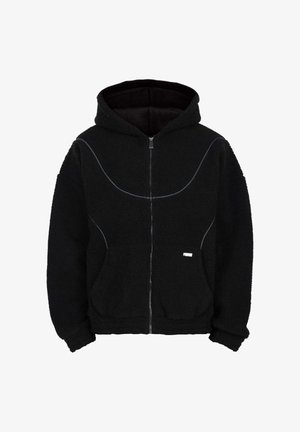 Musta fleece-tyylinen vetoketjullinen huppari, jossa on etutaskut, huppu ja hienovaraiset heijastavat saumat rinnassa ja hihoissa.