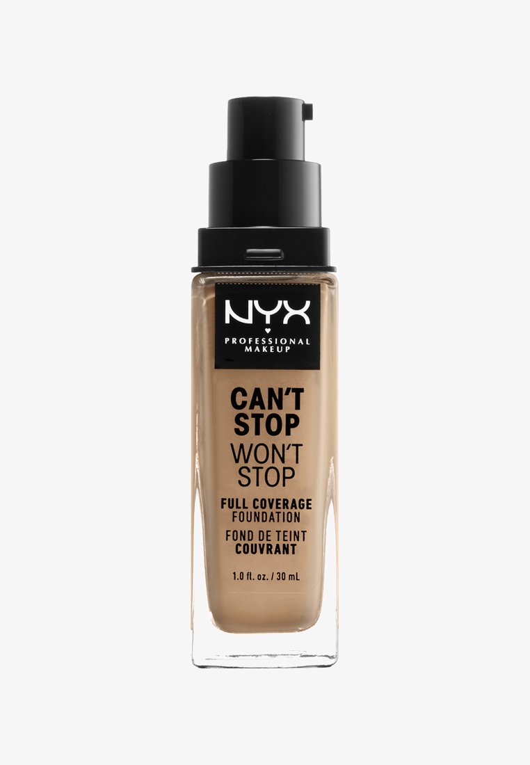 Le fond de teint NYX Can't Stop Won't Stop dans un flacon en verre transparent avec une pompe noire, affichant une teinte bronzée et une étiquette en texte noir audacieux.