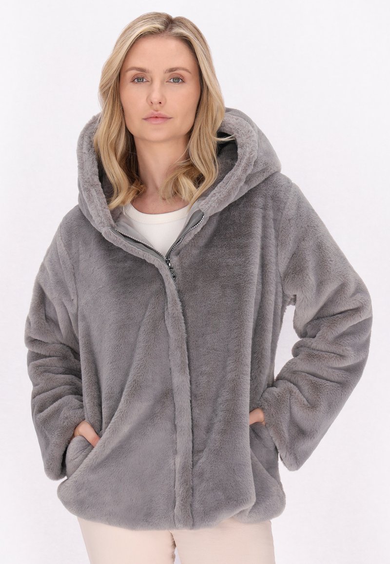 Giacca grigia con cappuccio, felpata, dotata di zip e tasche frontali. Orlo arrotondato e vestibilità rilassata, adatta per un look casual.