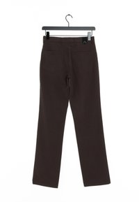 Pantaloni dritti marrone scuro appesi a una gruccia nera, con due tasche posteriori e una texture liscia.