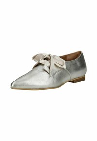Scarpe piatte metalliche argento con punta affilata, caratterizzate da una texture in pelle liscia e un nastro in raso annodato anteriormente. Tacco basso.