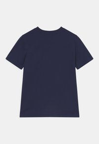 Marineblaue Baumwoll-T-Shirt mit kurzen Ärmeln, Rundhalsausschnitt und glatter Textur. Die Rückansicht zeigt ein einfaches, ungeschmücktes Design.