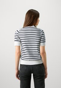 Tommy Hilfiger SHORT SLEEVE KNIT - Paprasti marškinėliai - ivory petal/desert sky