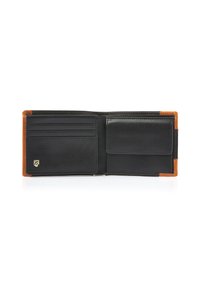 Portafoglio bifold in pelle nera con bordi marroni, tre scomparti per carte a sinistra e tasca per monete con pattina a destra, posizionato su sfondo bianco.