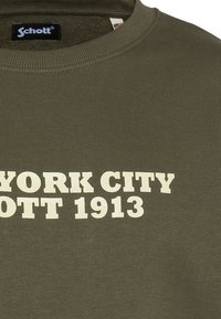 Felpa in cotone verde oliva con testo stampato bianco: "NEW YORK CITY SCHOTT 1913" sul davanti, design con scollo tondo e tessitura a coste.