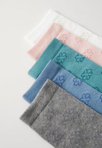 Fem par med sokker ordnet i en rad; fargene inkluderer hvit, rosa, teal, blå og grå, hver med et blomsterdesign.