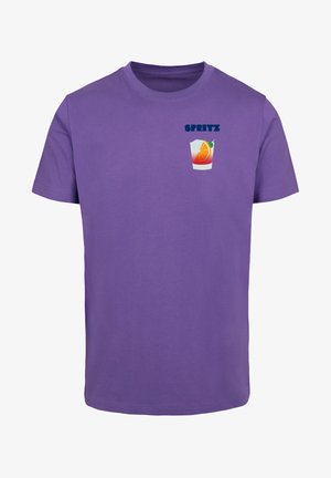Paarse katoenen t-shirt met een afbeelding van een glas met een sinaasappelschijfje, gelabeld "SPRITZ," op de linkerkant van de borst. Korte mouwen.