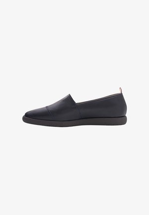 Scarpa slip-on in pelle blu navy con superficie liscia, punta arrotondata e suola in gomma nera bassa. Presenta cuciture minime e un piccolo accento rosso sul tallone.