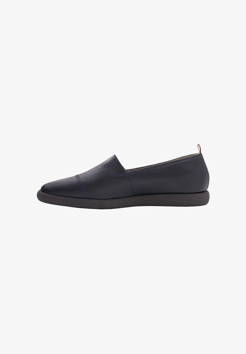 Scarpa slip-on in pelle blu navy con superficie liscia, punta arrotondata e suola in gomma nera bassa. Presenta cuciture minime e un piccolo accento rosso sul tallone.