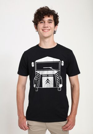 Sort bomulds T-shirt med et grafisk print af et frontalt køretøj i hvid. Kortærmet og med rund halsudskæring. Enkel, moderne design.